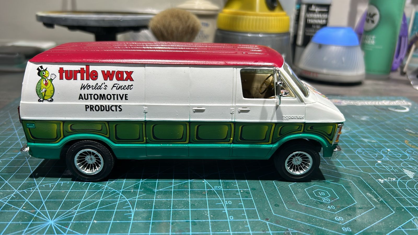 MPC943M - 1:25 1982 Dodge Van Custom (Turtle Wax)