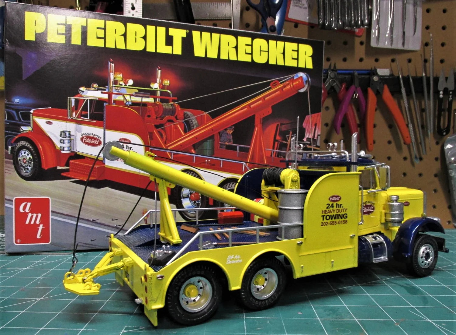 AMT1133 - 1:25 Peterbilt 359 Wrecker