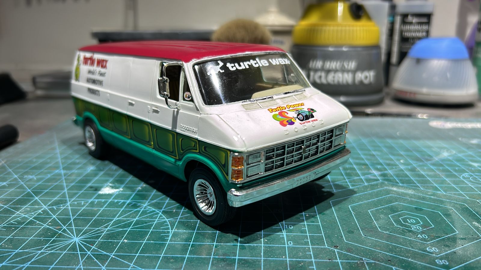 MPC943M - 1:25 1982 Dodge Van Custom (Turtle Wax)