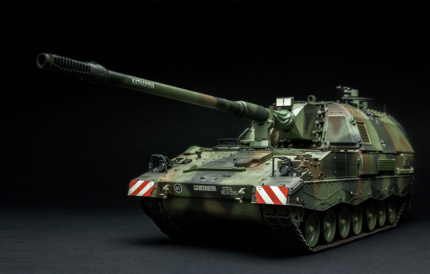 MM TS-012  1/35 German Panzerhaubitze 2000 Self-Propelled Howitzer