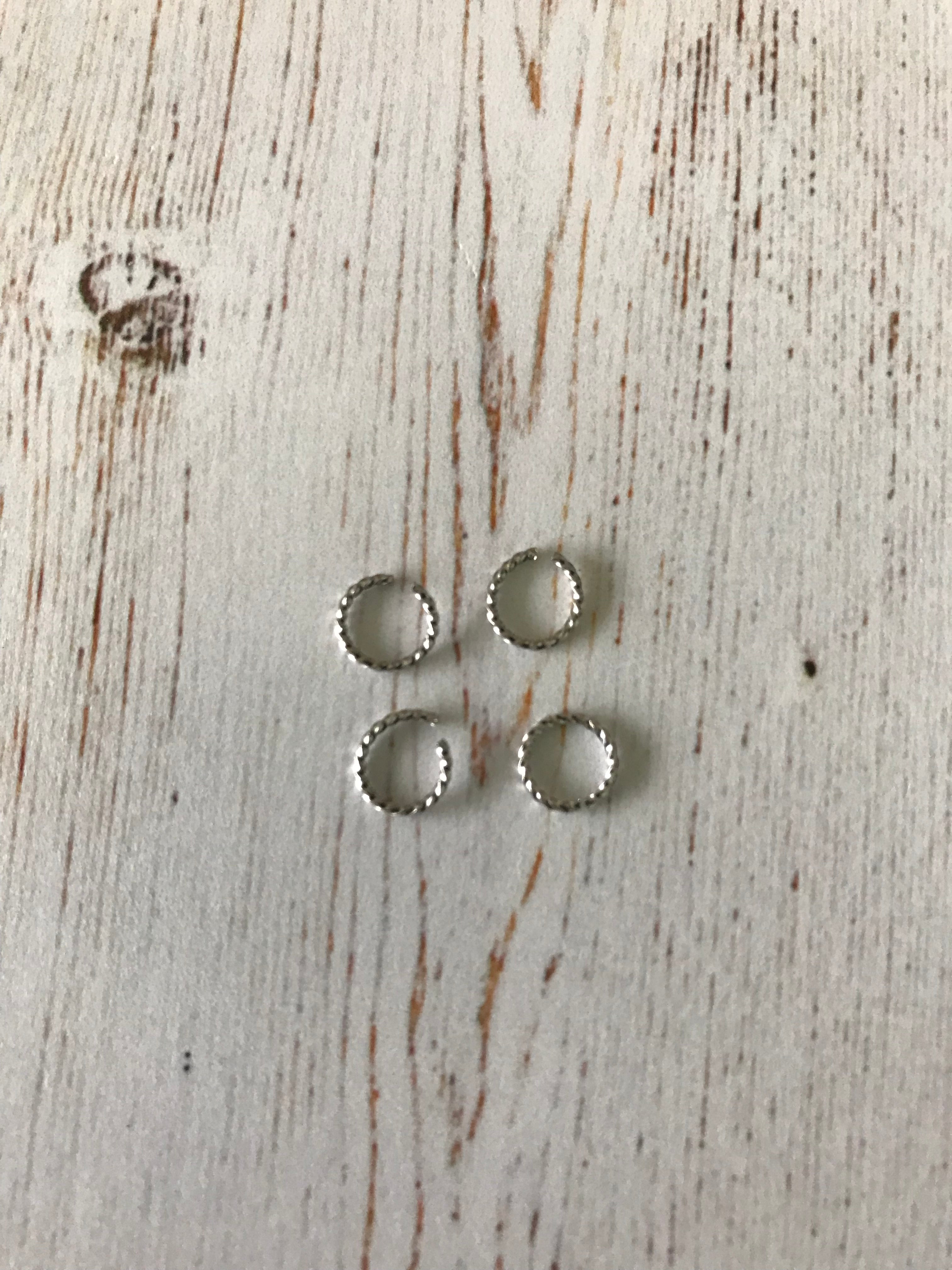 304 Stainless Steel Twisted Silver 21 Gauge Open Jump Rings (6x0,7mm) (4 pieces)