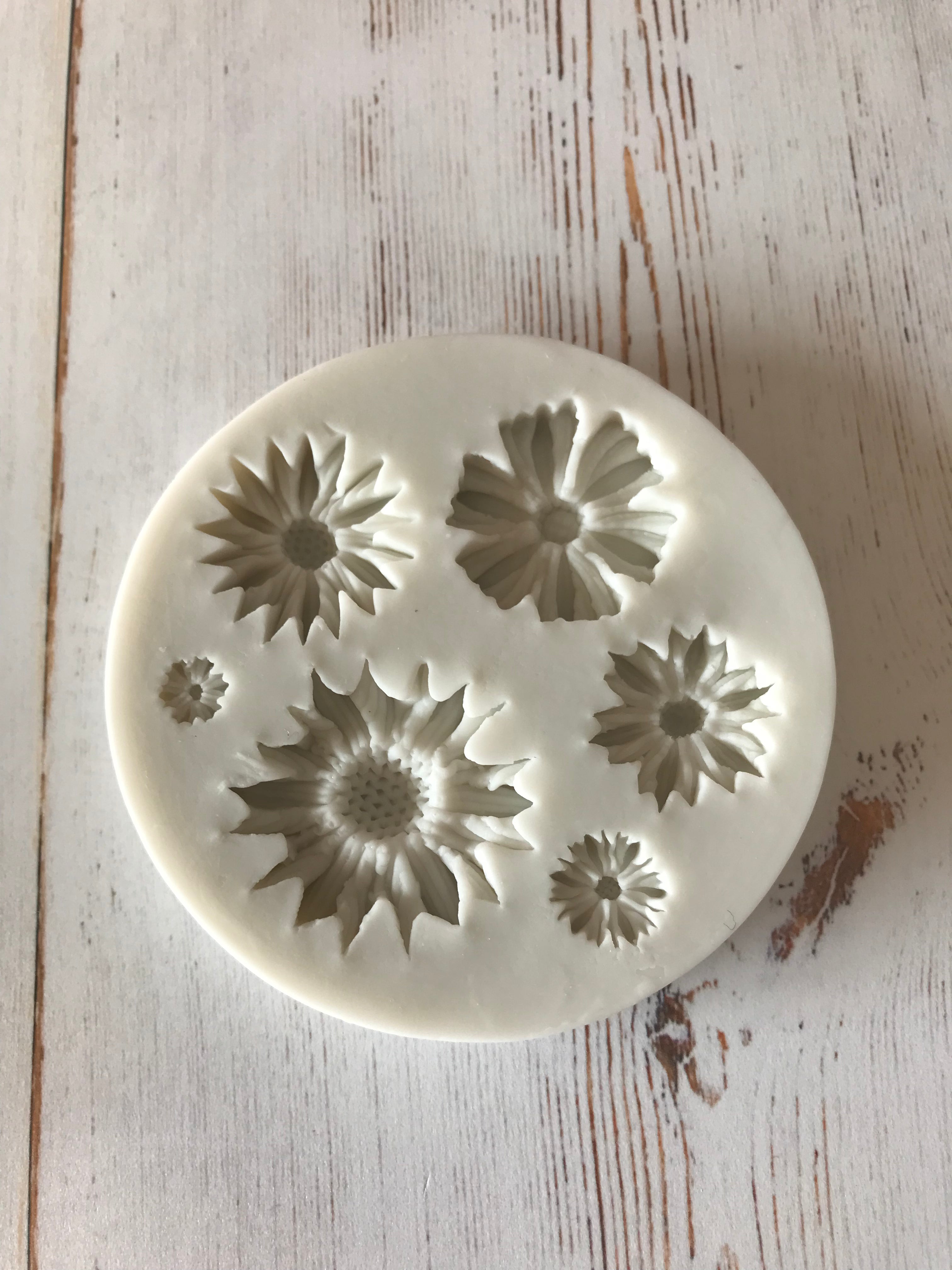 C002 - Round Flower Mould