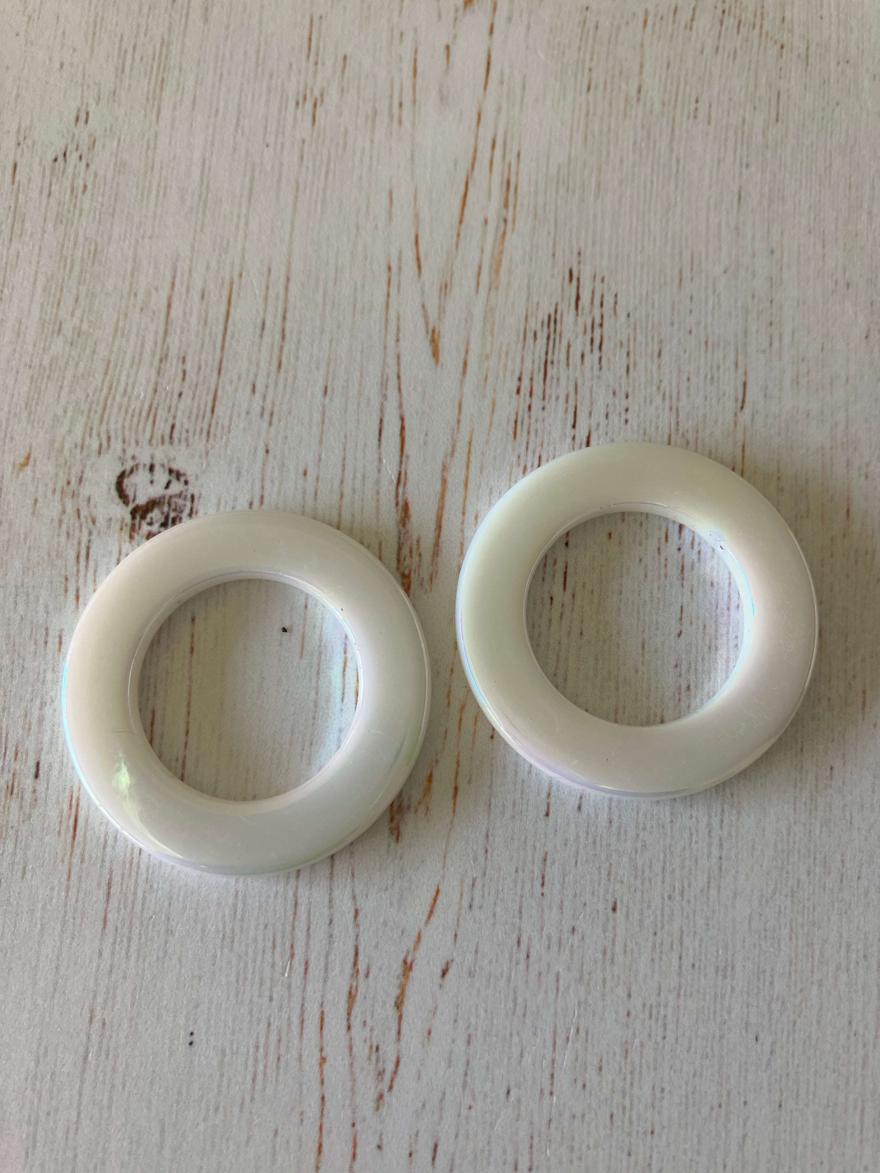 Acetate Resin Finding set - Mother of Pearl Round ( 1 Pair)