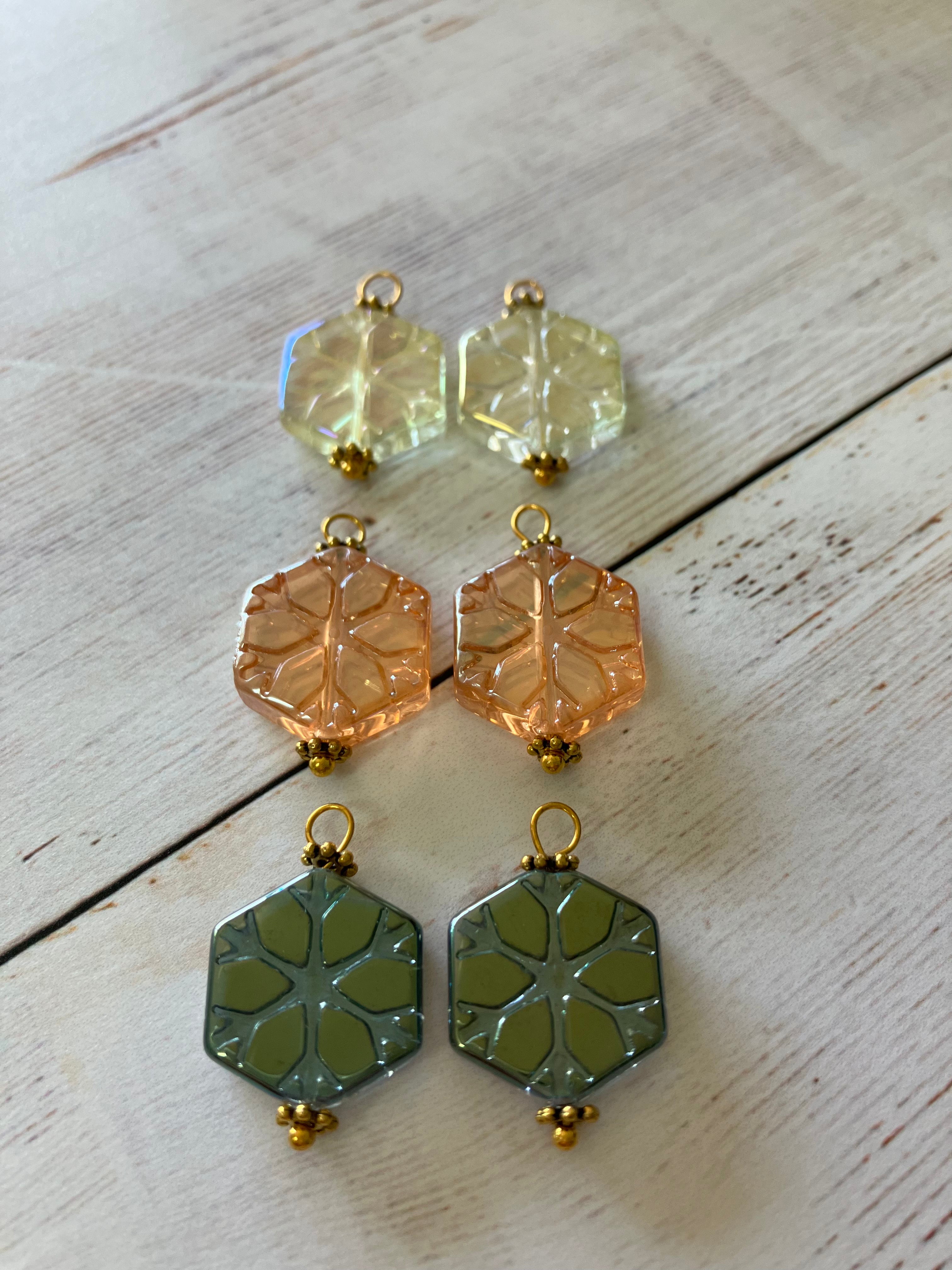 Electroplate glass hexagon with snowflake (3 pairs)