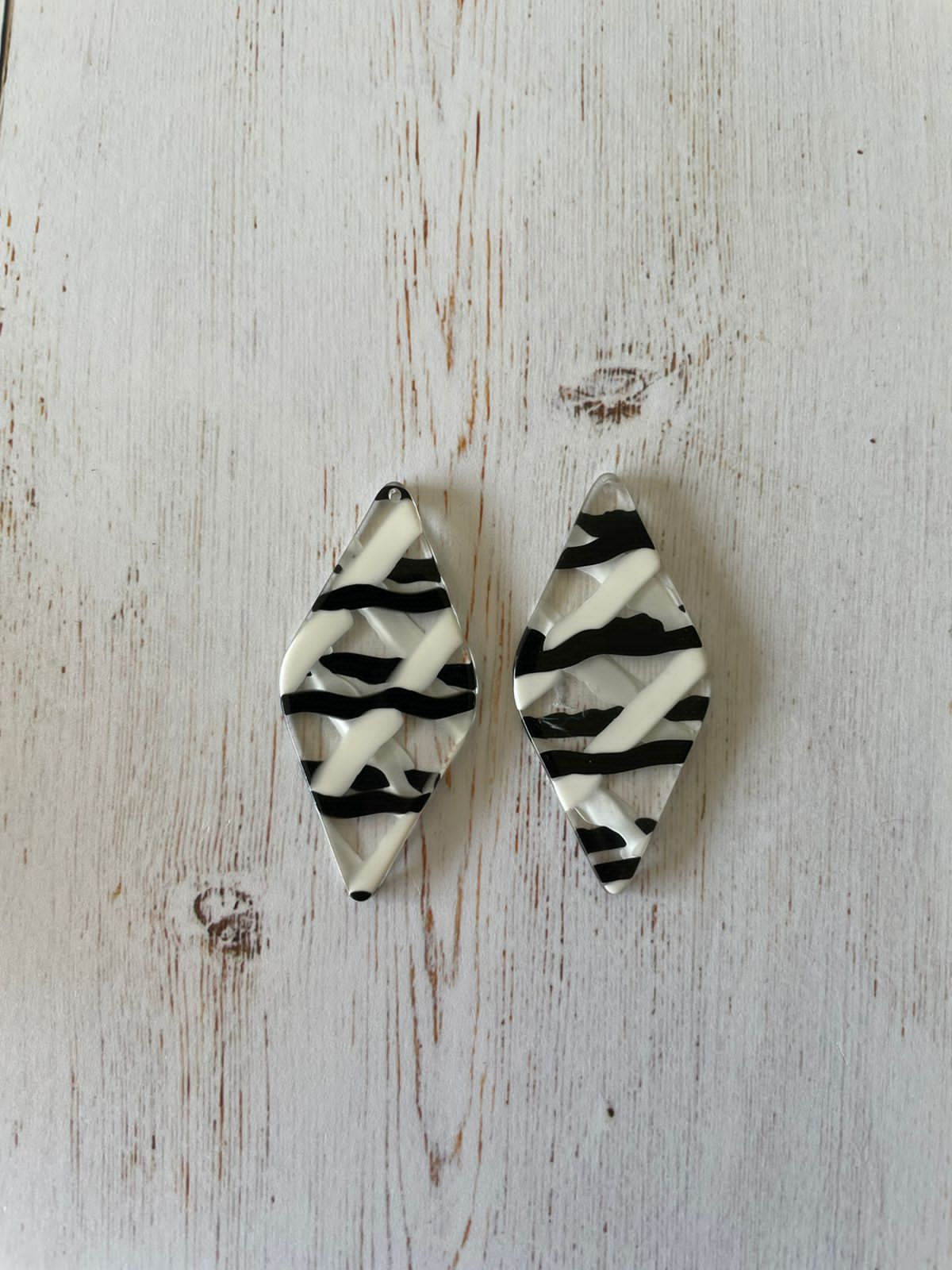 Acetate Resin Pendant Rhombus White & Black ( 1 Pair)