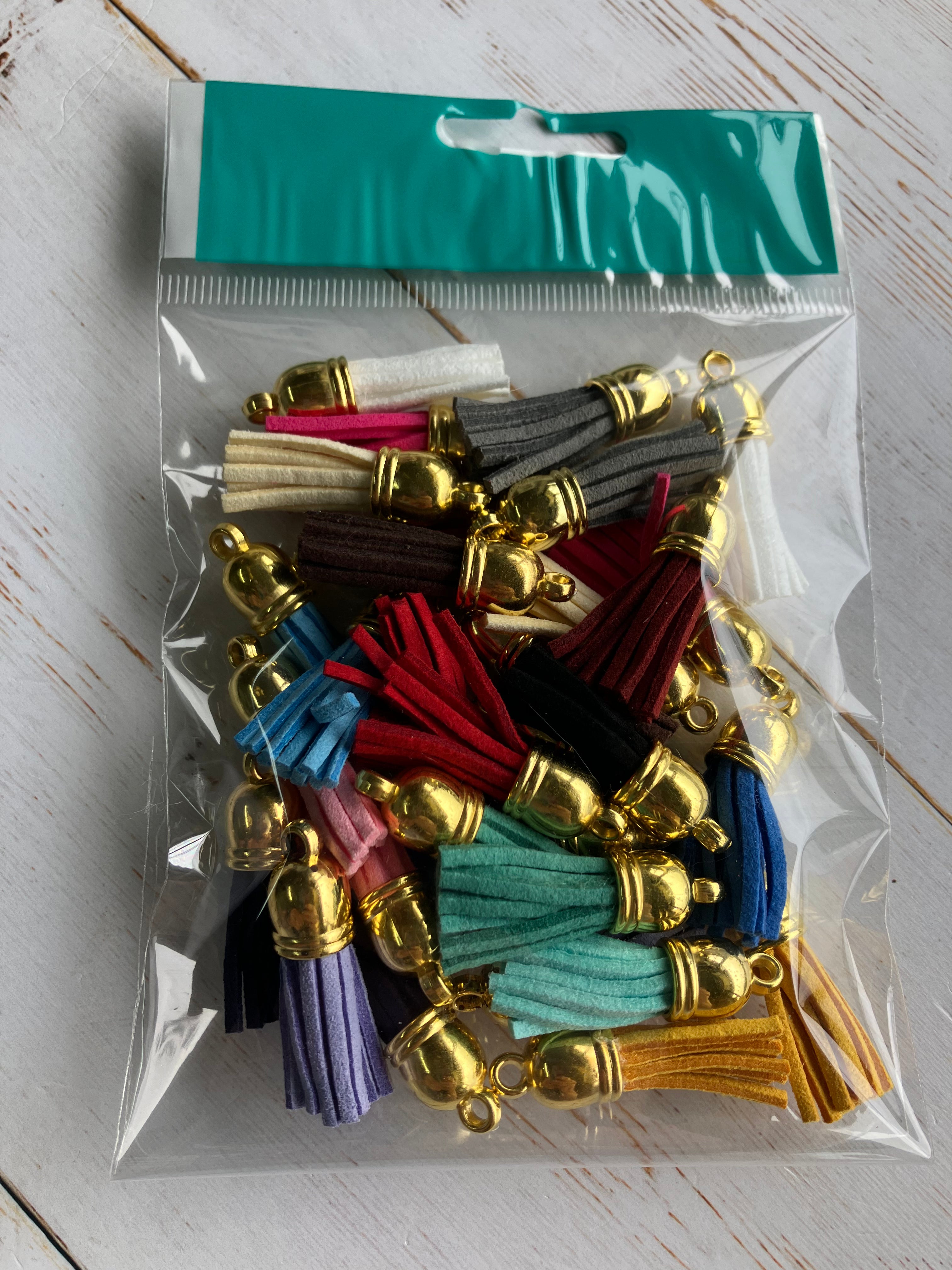 C043 - 16 colors x 2 - Tassels (32 tassels)