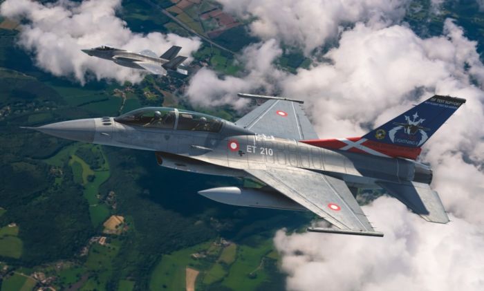 KIN48159 - Kinetic 1/48 F-16B Royal Danish Air Force Viper