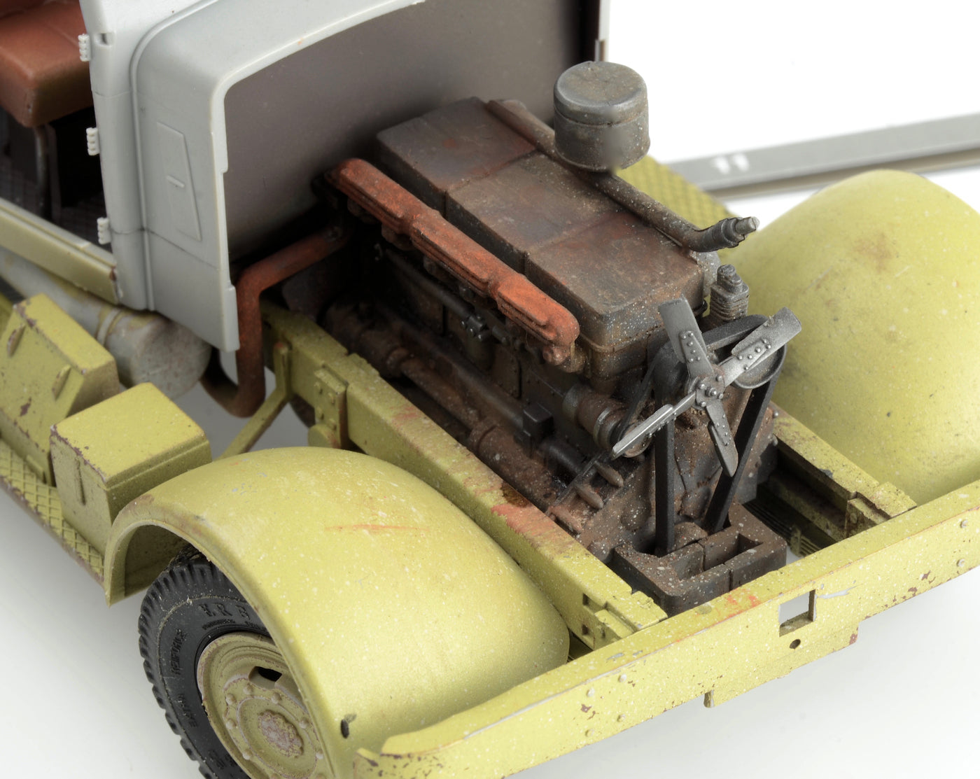 TAK2068 - Takom 1/35 - WWII Hanomag SS 100 Tractor