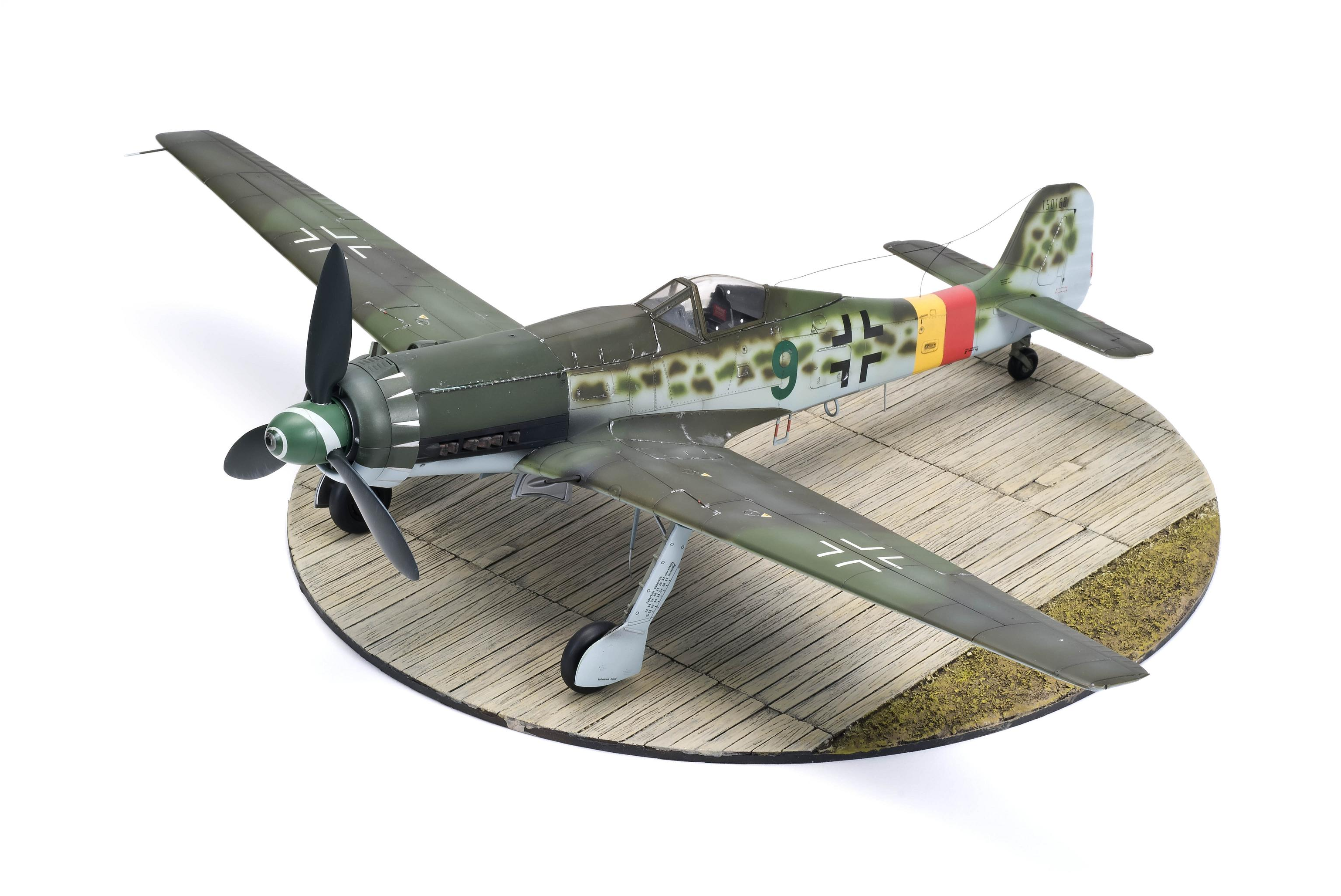 Zoukei-Mura - 1/32 Diorama Base - Shrike Perch - Luftwaffe Hard Stand